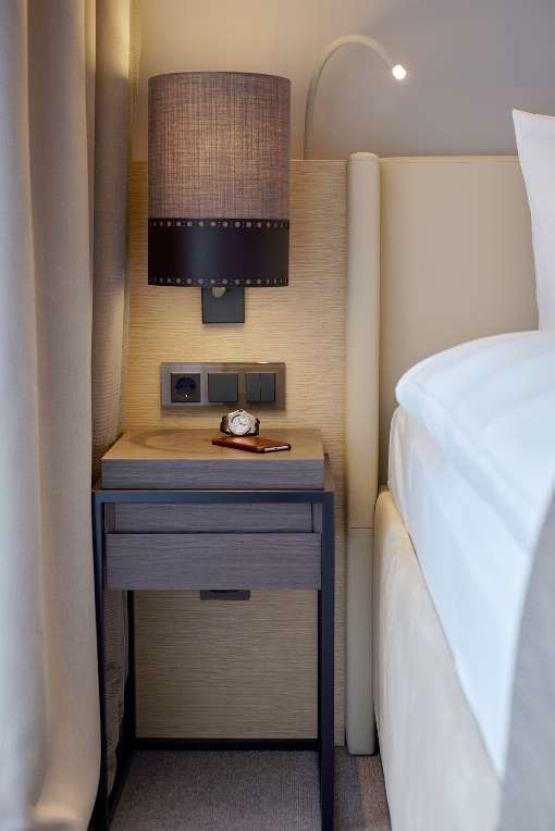 Photo 2: The finest veneer in one of the hotel rooms. Photo:  Simone Ahlers for JOI-Design